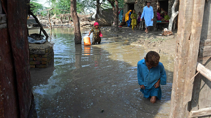 Floods in Pakistan are so bad that they kill 1,100 people, including 380 children