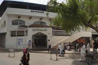 A man cut his throat in mosque