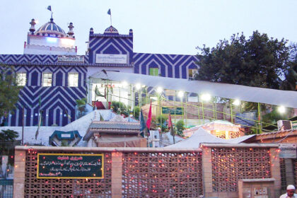 Abdullah Shah Ghazi shrine closed after clash