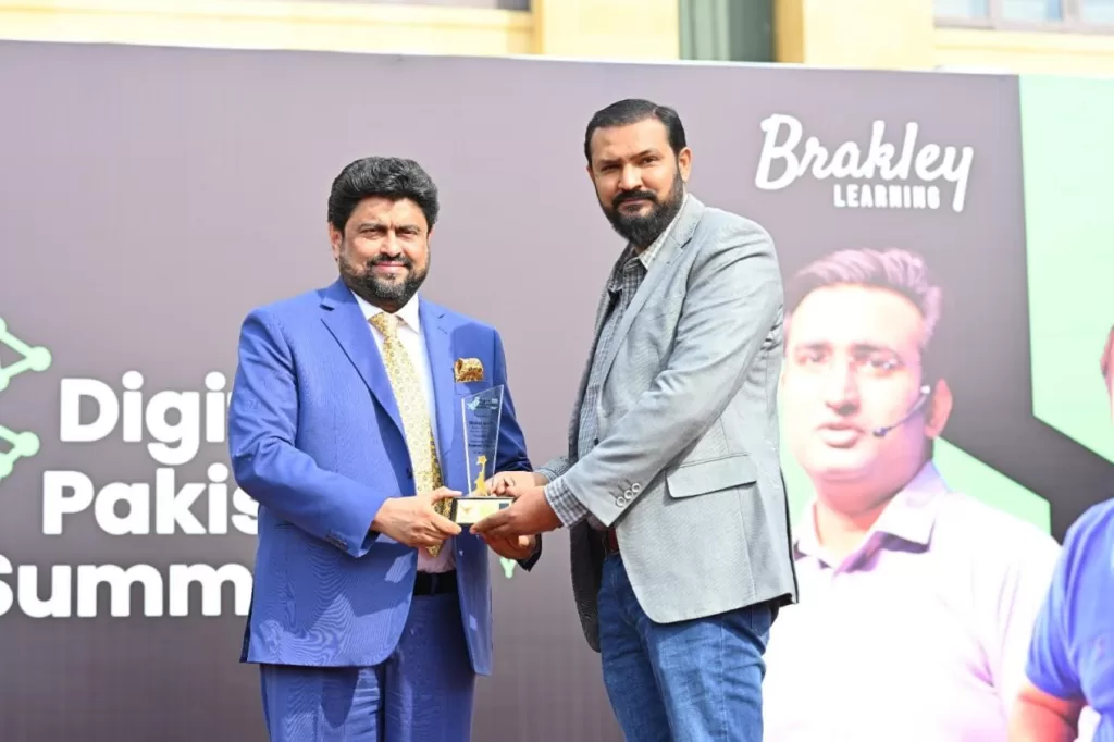 Startup Pakistan Receiving an Award from Government of Sindh.